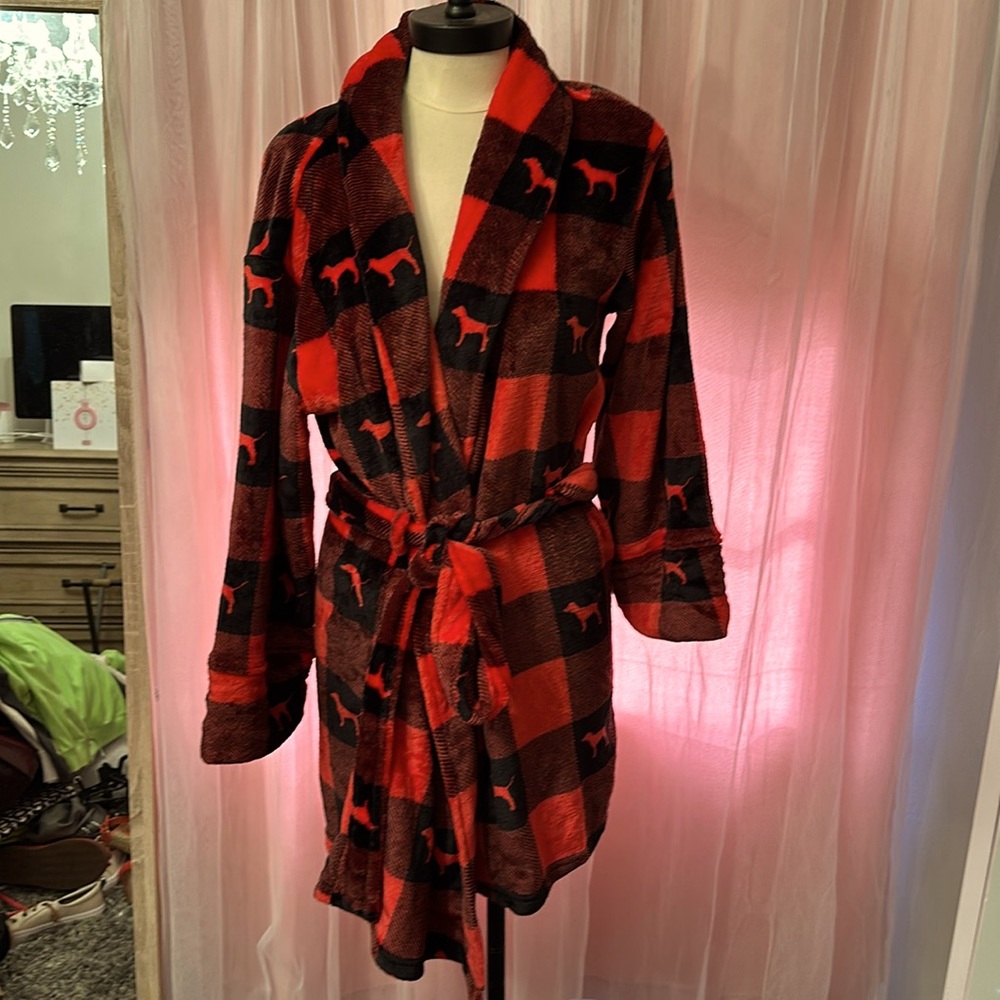 PINK fuzzy lounge rob. Size M/L super soft